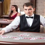 Dealer chia bài tại casino trực tuyến và những điều cần biết về nghề dealer