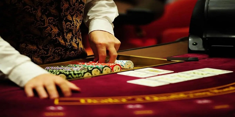 Dealer chia bài casino